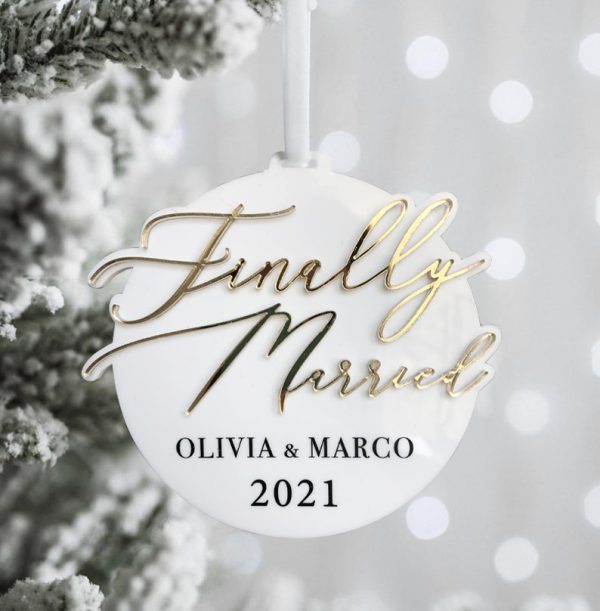 Pallina di Natale "Finally Married" in plexiglass, con inserti oro, argento o oro rosa.